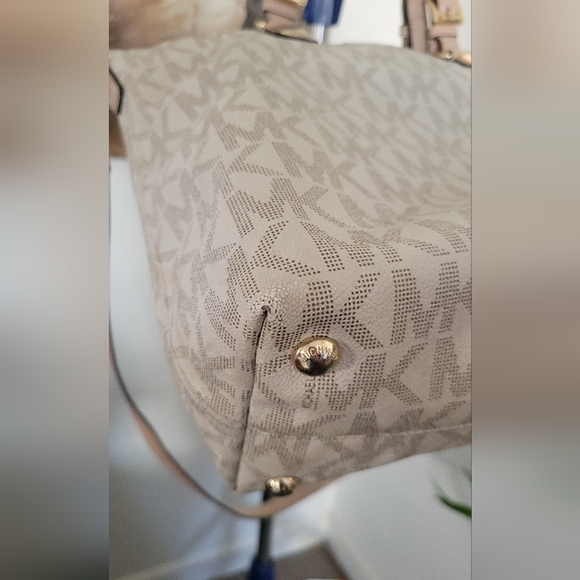 Michael Kors Jet Set Tote Bag - Picture 14 of 16